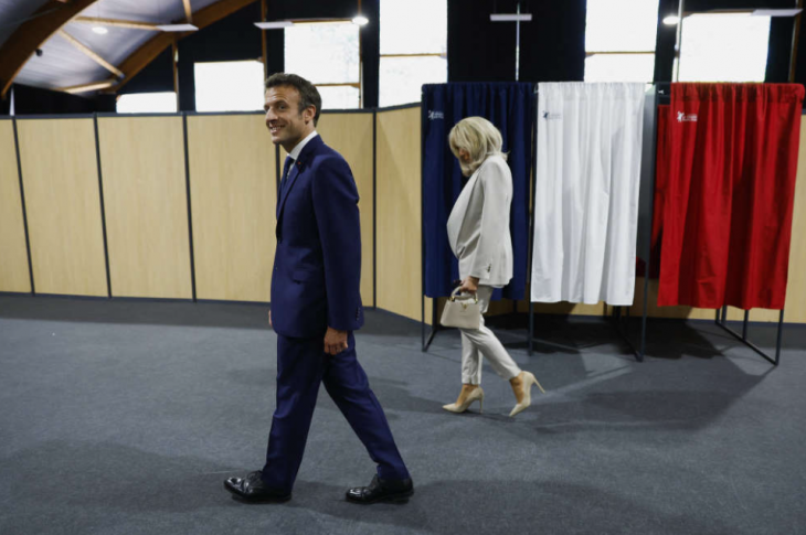 Emmanuel et Brigitte Macron dans leur bureau électoral du Touquet, dimanche. Photo Gonzalo Fuentes/AP/SIPA