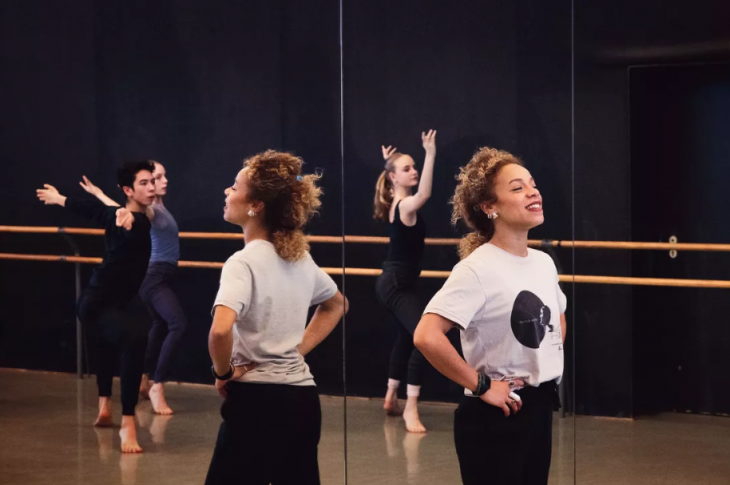 Un cours de danse contemporaine au Conservatoire national supérieur de musique et de danse de Paris. Ferrante Ferranti via le CNSMDP