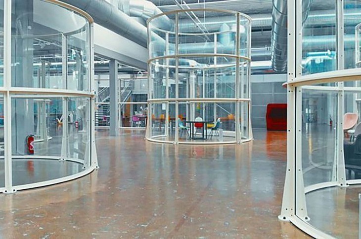 Les verres de la Chenille recyclés pour créer des espaces de réunions à Saint-Ouen. (DR)