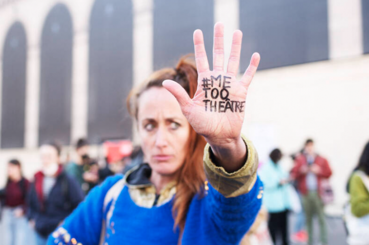Manifestation le 16 octobre 2021 à Paris pour dénoncer les violences sexuelles dans le milieu du théâtre. (Fiora Garenzi/Hans Lucas via AFP)