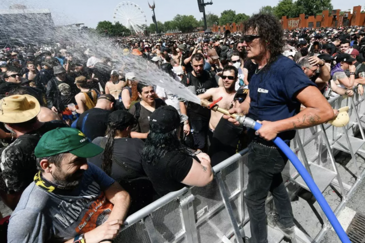 Des festivals de musique de plus en plus gigantesques… et de moins en moins en phase avec l’urgence climatique