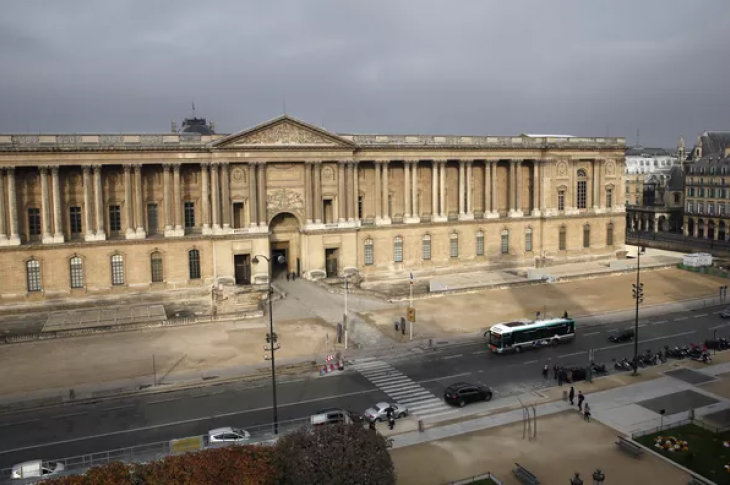 Des projets de grands travaux au Louvre sur le bureau d'Emmanuel Macron