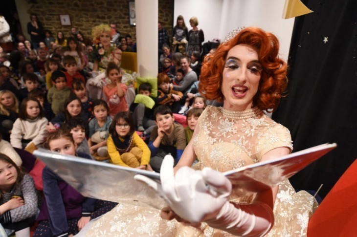 En janvier, à la médiathèque de Lamballe (Côtes-d’Armor), trois artistes de la compagnie Broadway French ont lu « La Pire des princesses », d’Anna Kemp, à plus de 70 enfants.