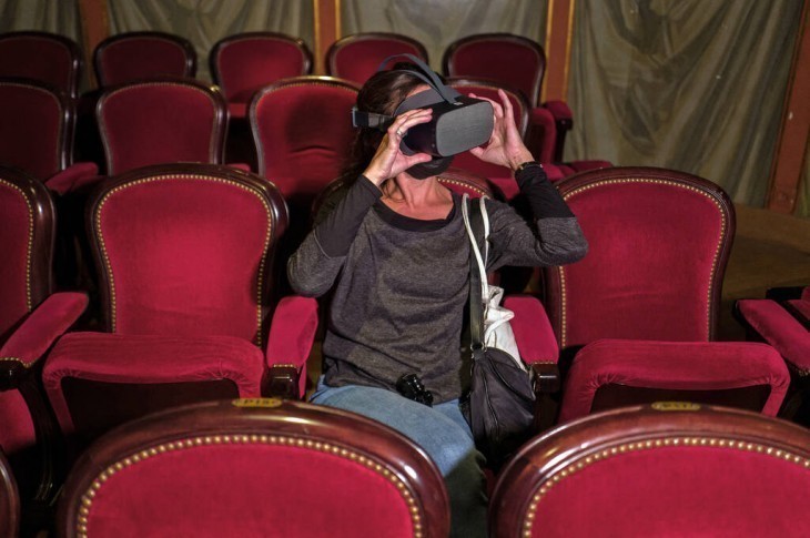 Une spectatrice portant un casque de réalité virtuelle au Théâtre du Capitole de Toulouse, le 14 octobre 2021