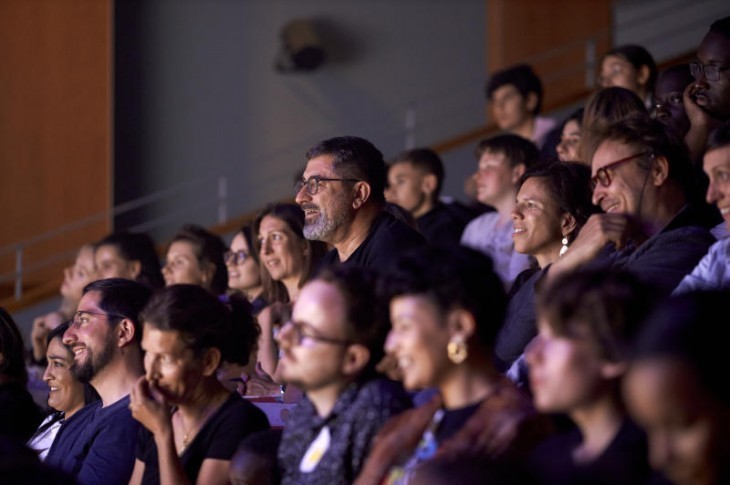 Alain Degois, dit « Papy » (au centre), lors du Trophée d’impro Culture & Diversité, à Trappes (Yvelines), le 10 mai 2022