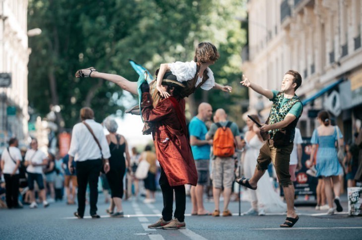 Un spectacle de rue lors du Festival « off » d’Avignon , le 12 juillet 2022