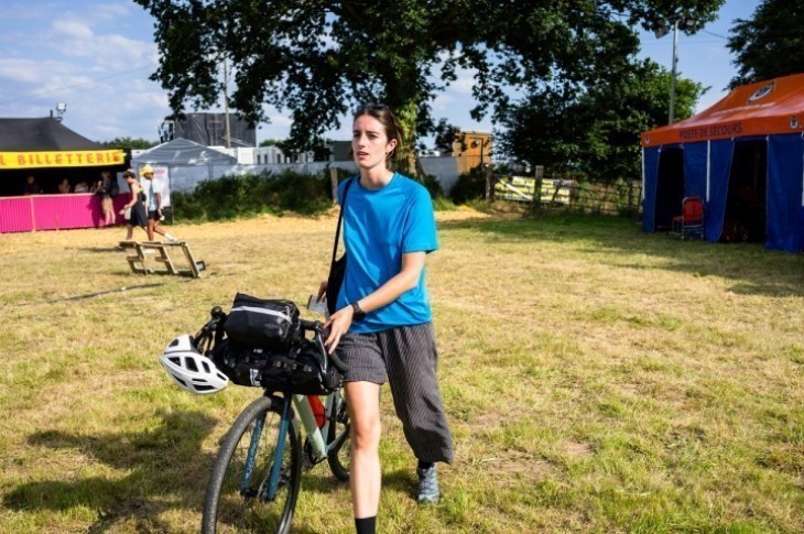 Justine à son arrivée au festival Pluies de juillet après une trentaine de kilomètres parcourus à vélo, le vendredi 7 juillet.