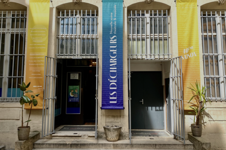 La fermeture du théâtre parisien des Déchargeurs, un drame culturel et social