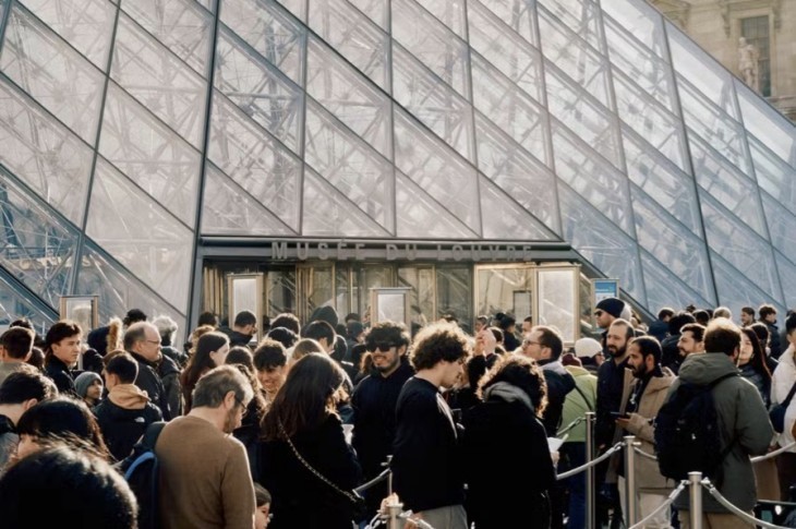 Faut-il faire payer plus cher les grands musées aux extra-Européens ? “Télérama” est partagé
