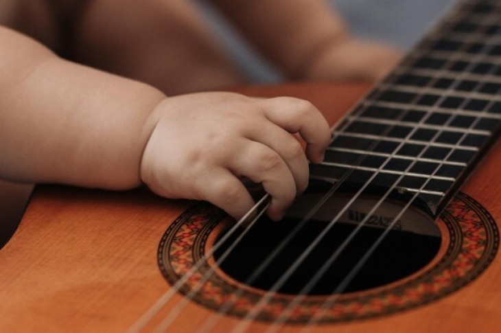 Concerts et biberons: le quotidien agité des artistes parents en tournée