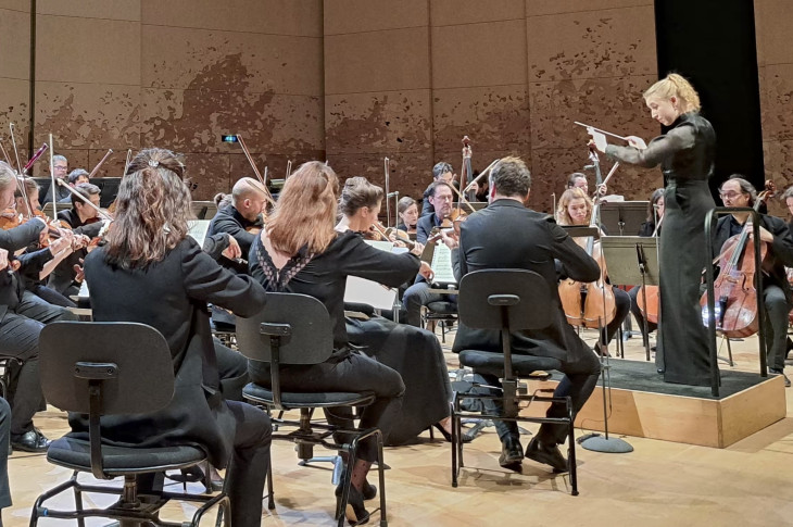 "Il faut que les femmes prennent confiance en elles" : à la Philharmonie de Paris, le concours La Maestra veut rendre visibles les cheffes d'orchestre
