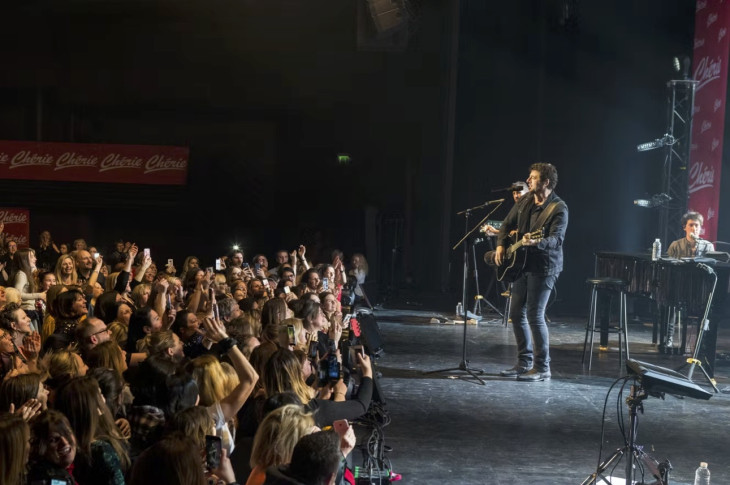 Affaire Patrick Bruel : la pression s’intensifie autour de la tournée du chanteur qui débute mi-juin