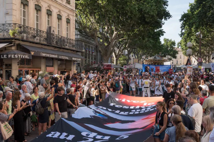 Avant le Festival «off» d’Avignon, la baisse du fonds de soutien à l’emploi met les compagnies en péril : «On allume des cierges»