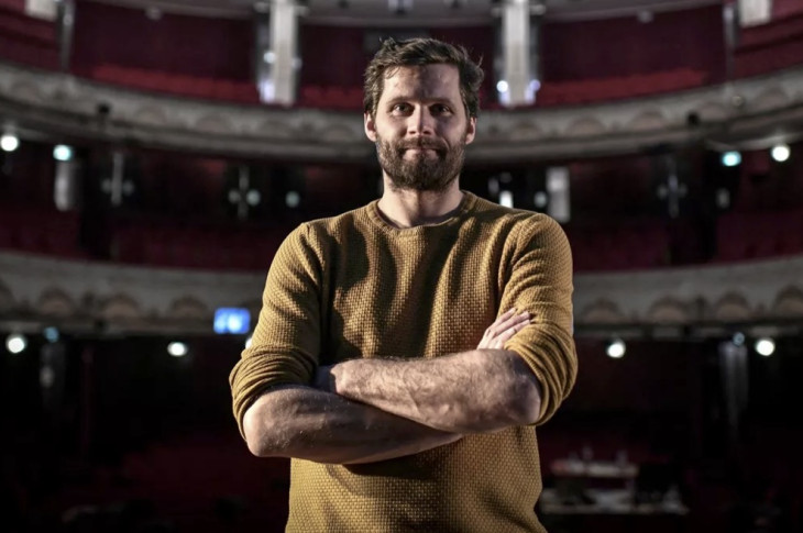 Après la déprogrammation par la mairie RN de la pièce d’Alexis Michalik, un théâtre parisien propose des prix cassés aux Castrais