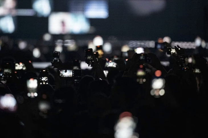 "Tout a changé et le public a l'air d'apprécier" : pourquoi de plus en plus d'artistes élèvent le ton et interdisent les téléphones de leurs concerts