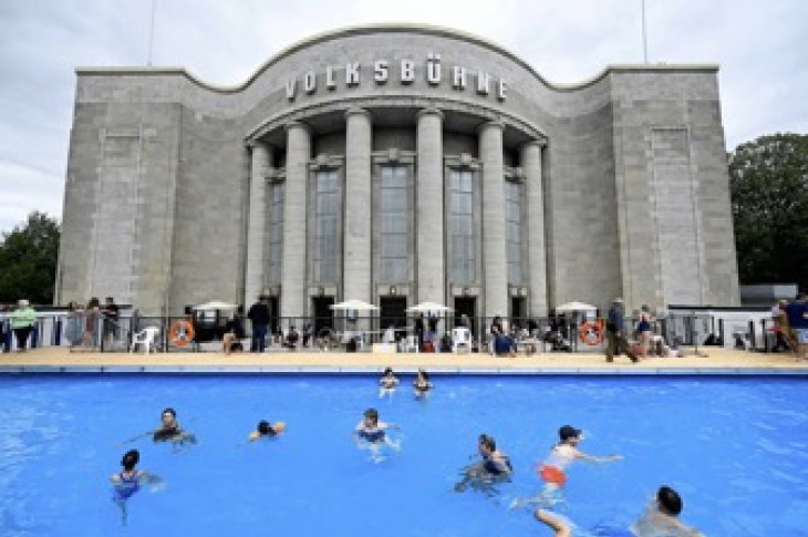 En Allemagne, le théâtre de la Volksbühne dénonce les coupes budgétaires du service public avec une «piscine du peuple»